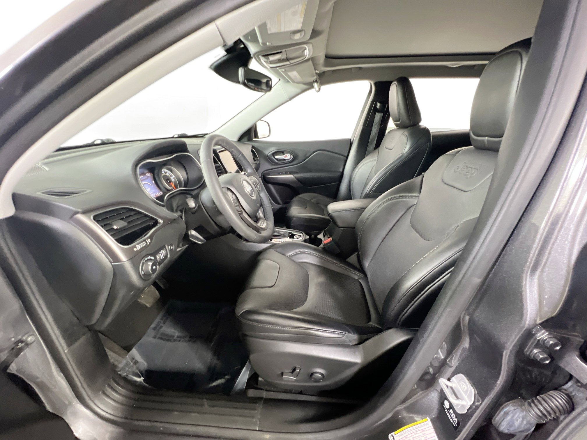 Used 2022 Jeep Cherokee Limited AWD/4WD image 19