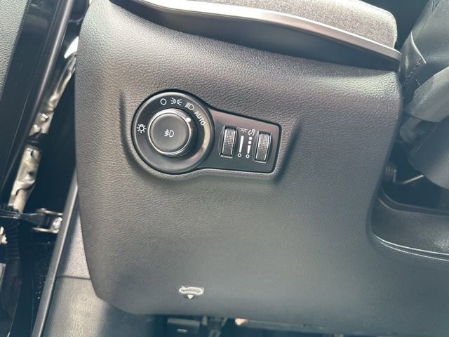Used 2025 Jeep Compass Latitude AWD/4WD image 24