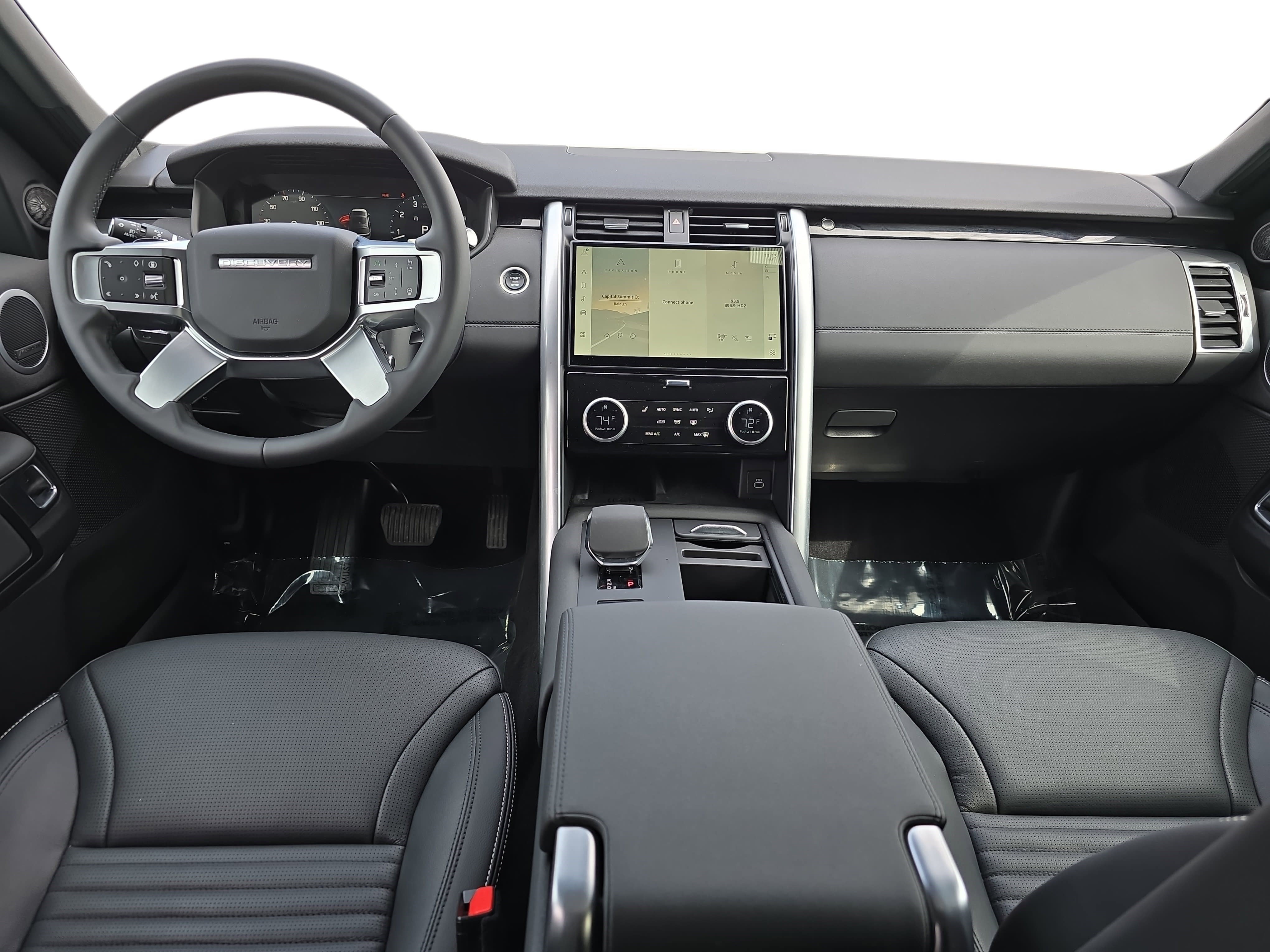 Used 2025 Land Rover Discovery S image 9