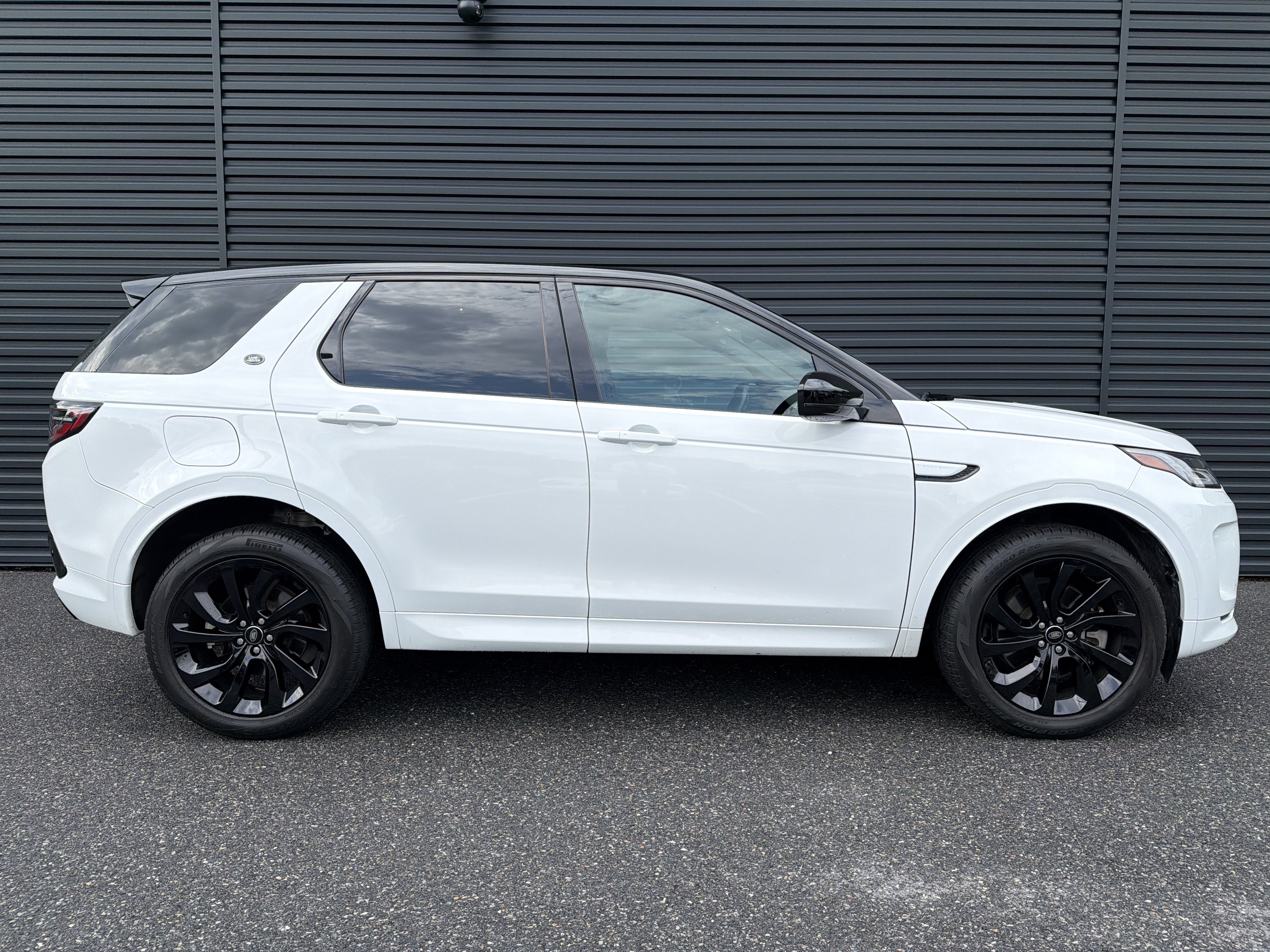 Used 2023 Land Rover Discovery Sport SE R-Dynamic AWD/4WD image 6