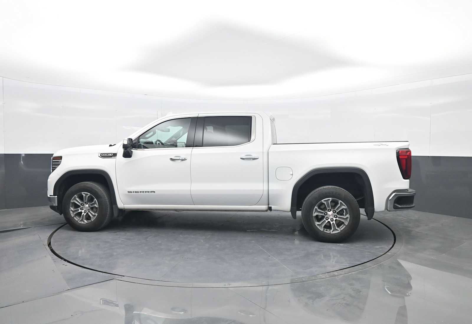 Used 2025 GMC Sierra 1500 SLT AWD/4WD image 5