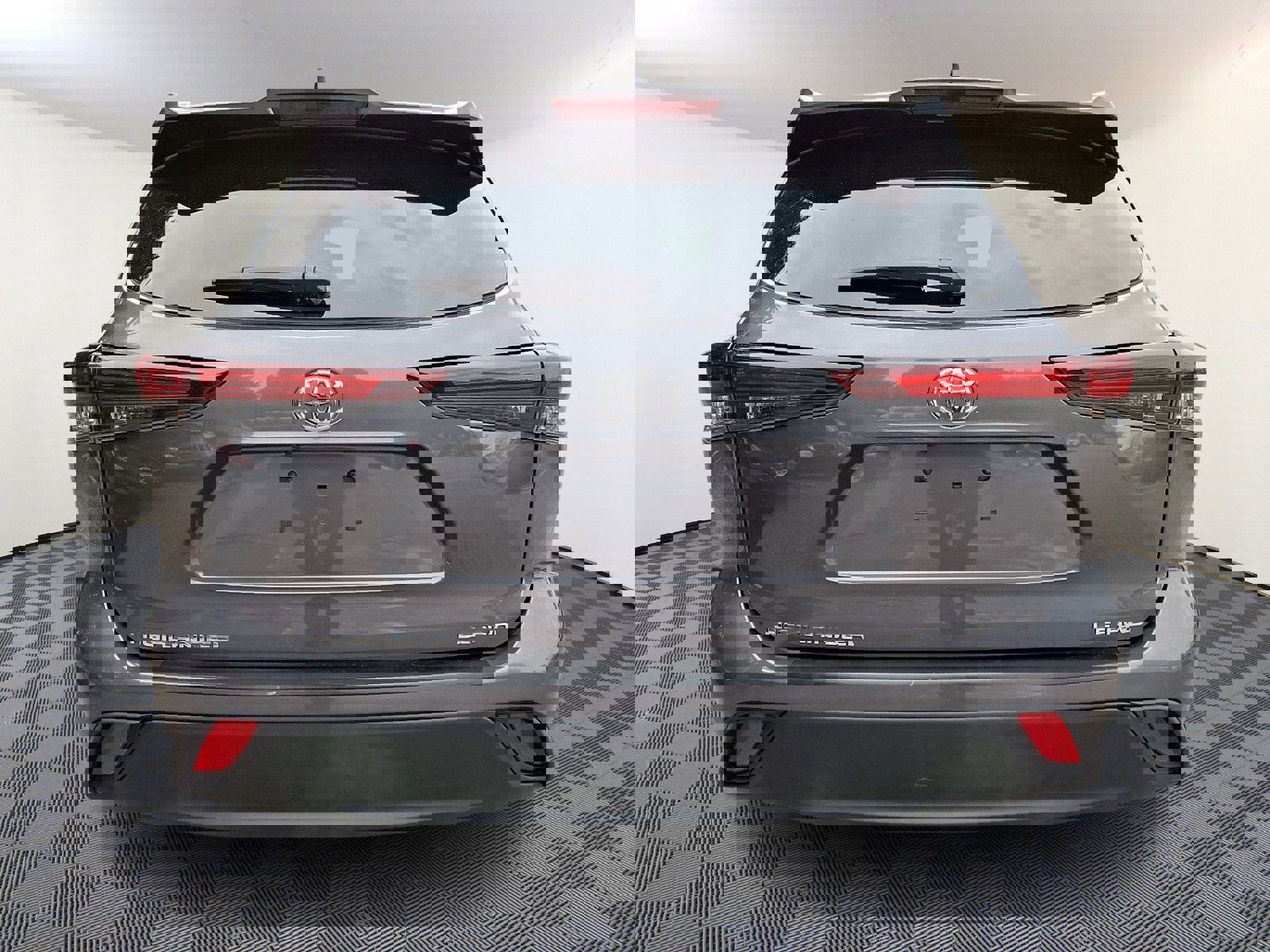 Used 2024 Toyota Highlander LE image 5