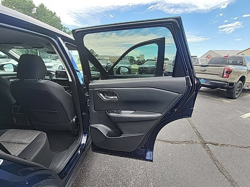 Used 2024 Nissan Rogue SV AWD/4WD image 12