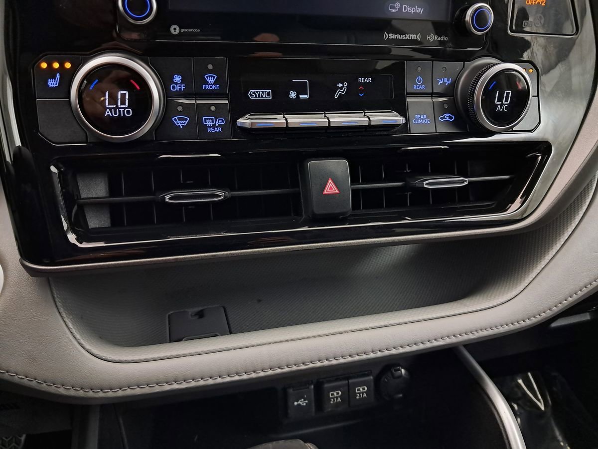Used 2021 Toyota Highlander XLE FWD image 25