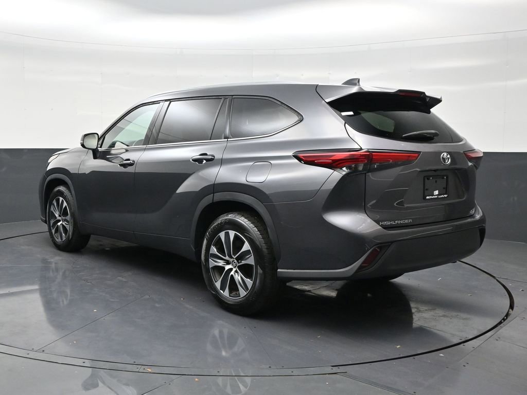 Used 2022 Toyota Highlander XLE FWD image 3
