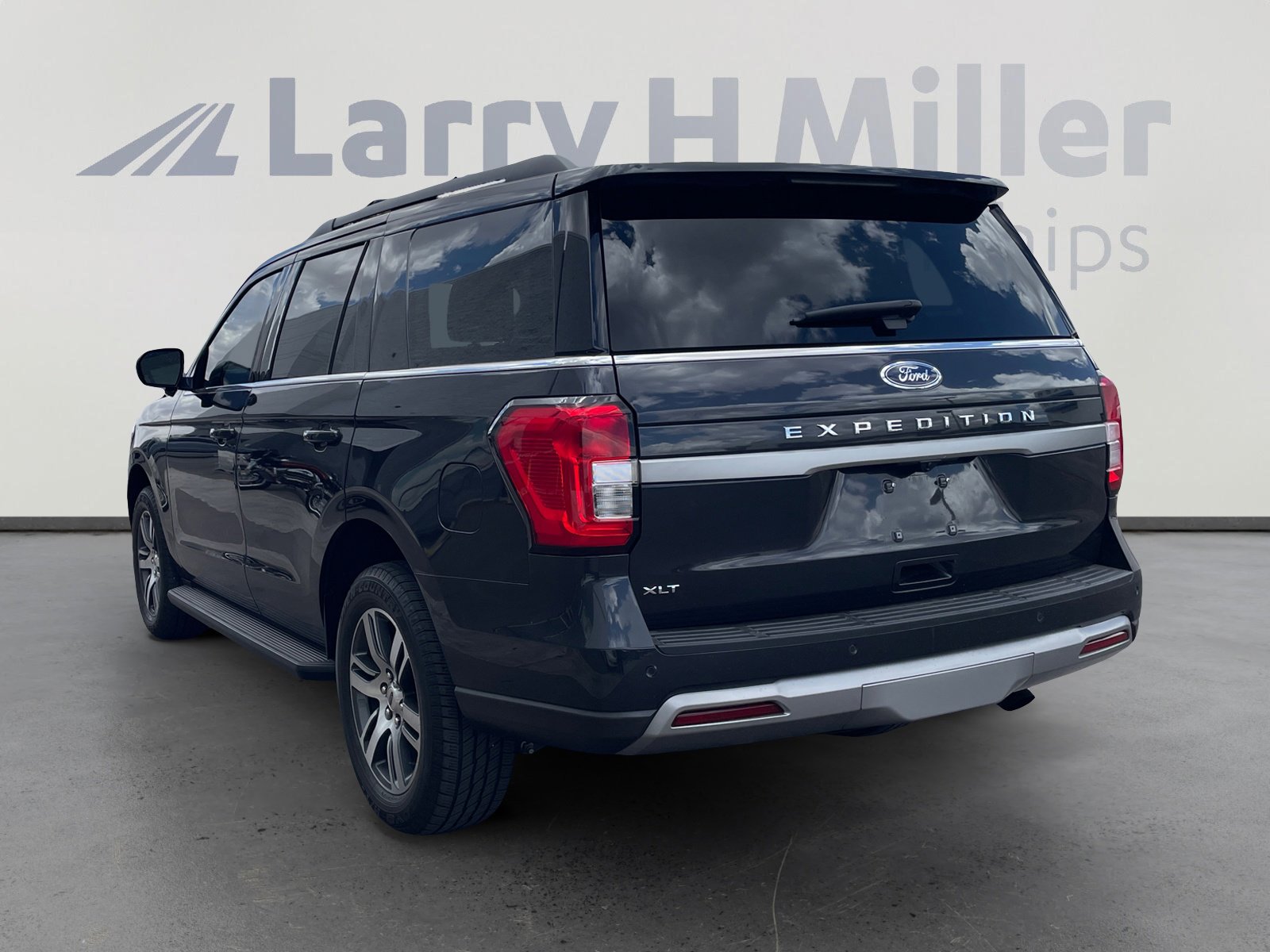 Used 2024 Ford Expedition XLT RWD image 3
