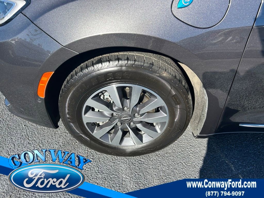 Used 2022 Chrysler Pacifica Limited w/ Uconnect Theater Family Group image 14