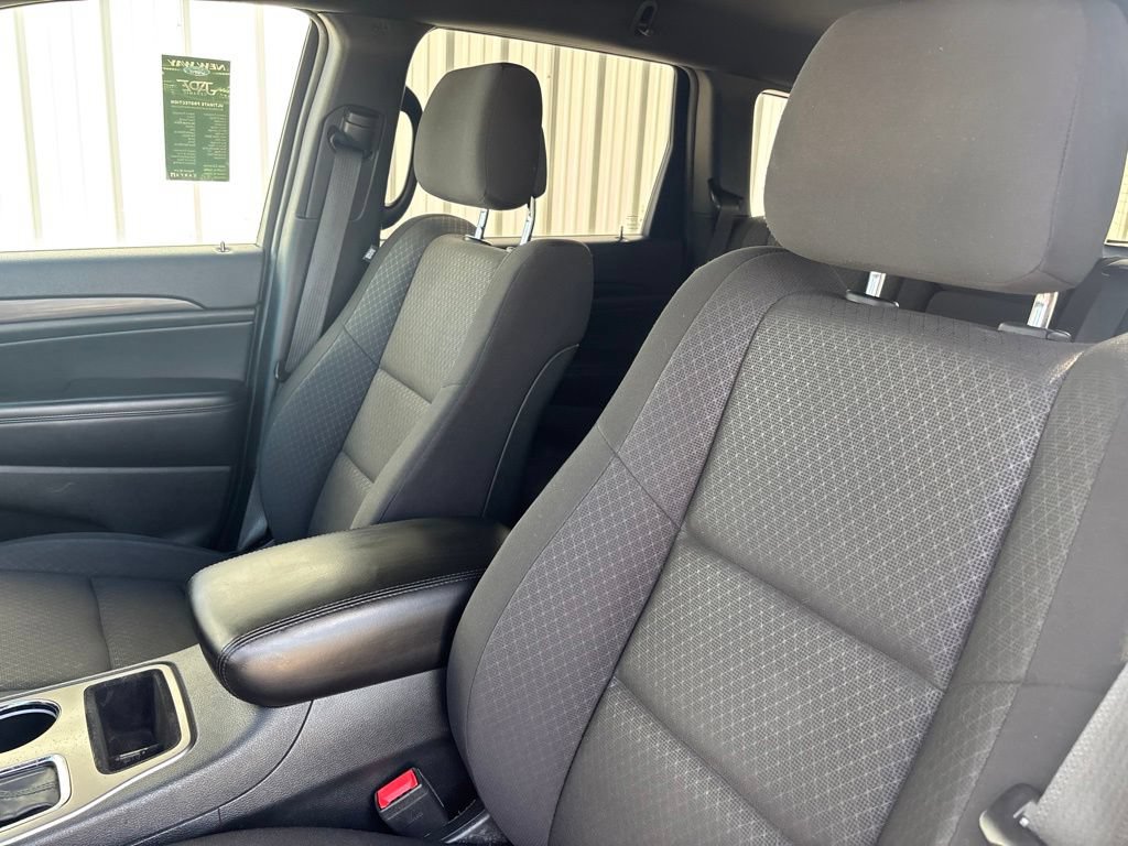 Used 2019 Jeep Grand Cherokee Laredo w/ 18" Wheel & 8.4" Radio Group AWD/4WD image 20