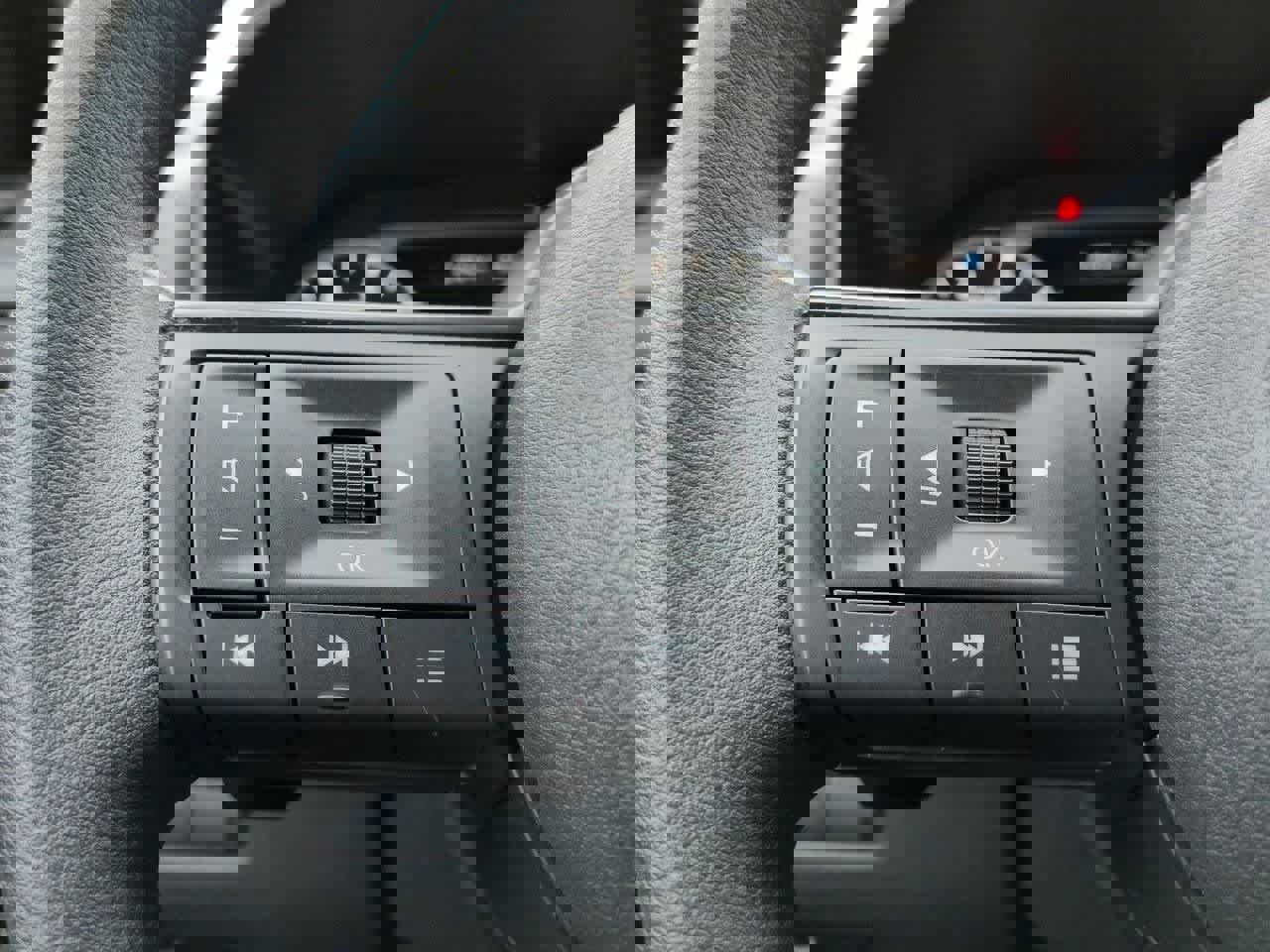 Used 2024 Nissan Rogue SV image 23