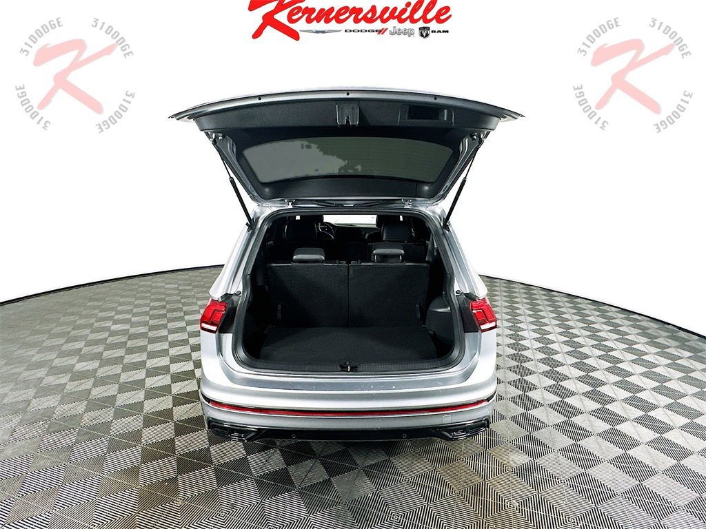 Used 2023 Volkswagen Tiguan SE R-Line image 29