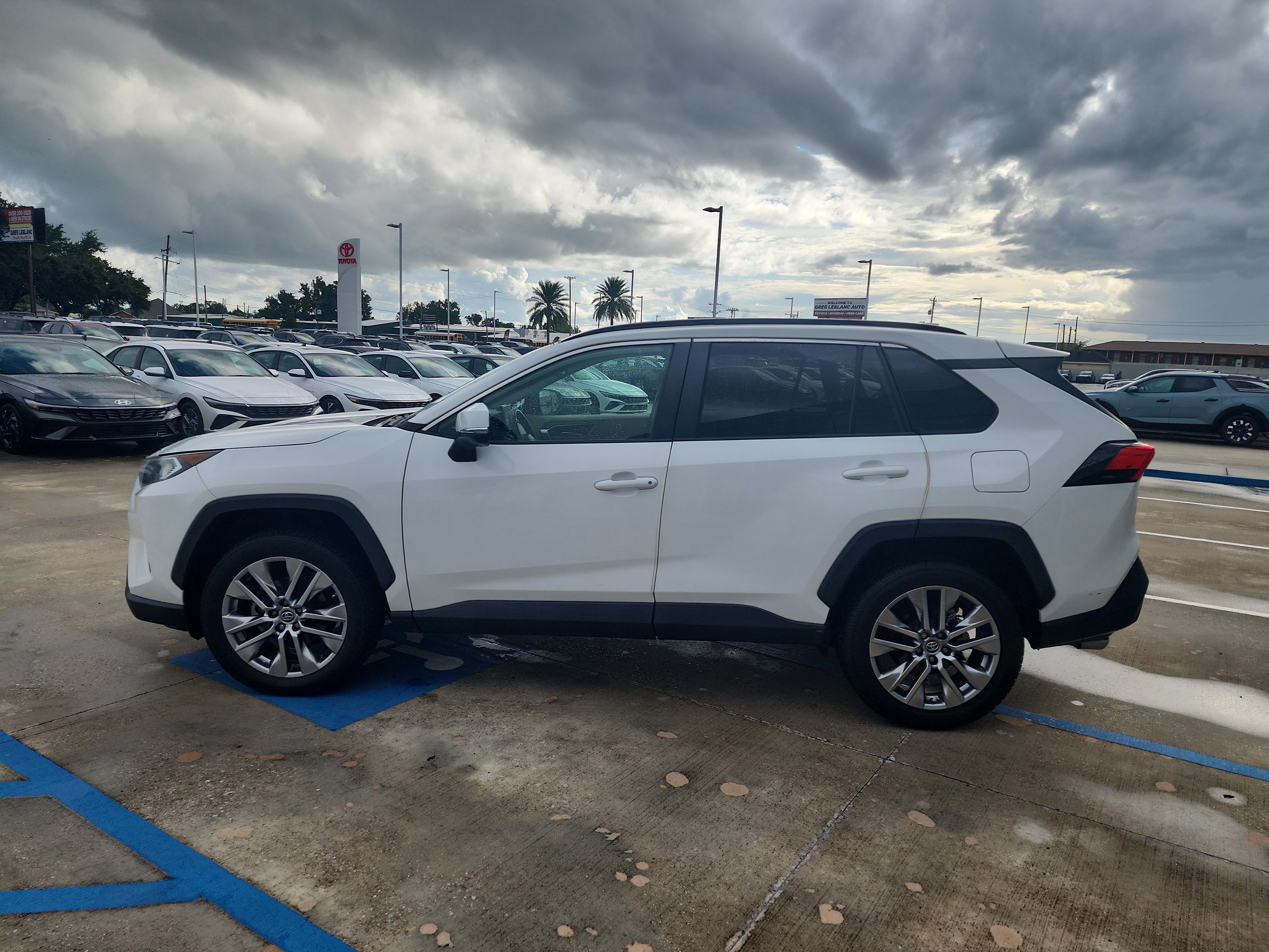 Used 2019 Toyota RAV4 XLE Premium FWD image 4