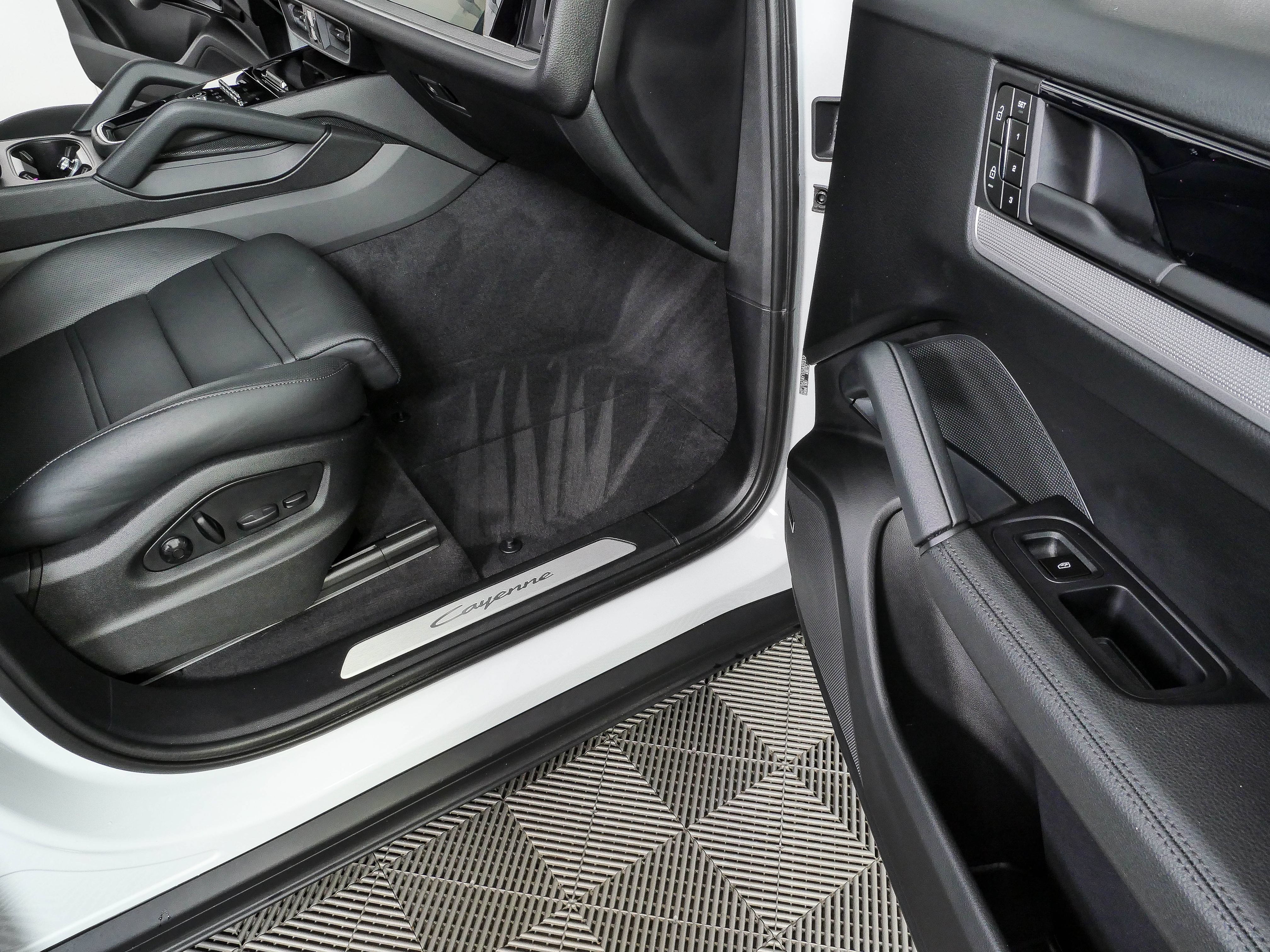 Certified 2025 Porsche Cayenne Coupe AWD/4WD image 27