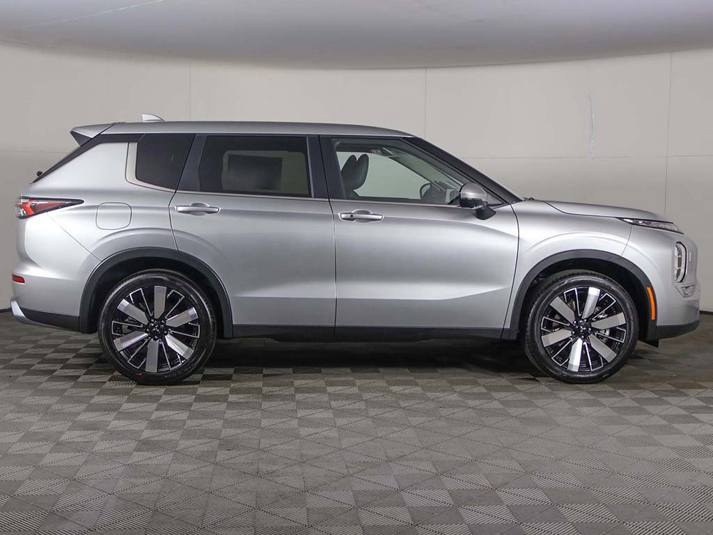 New 2025 Mitsubishi Outlander SE image 21