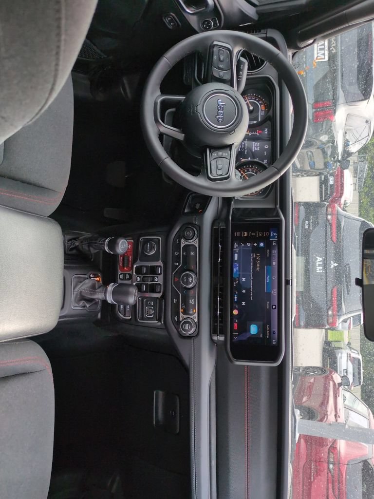 Used 2025 Jeep Wrangler Unlimited Rubicon AWD/4WD image 8