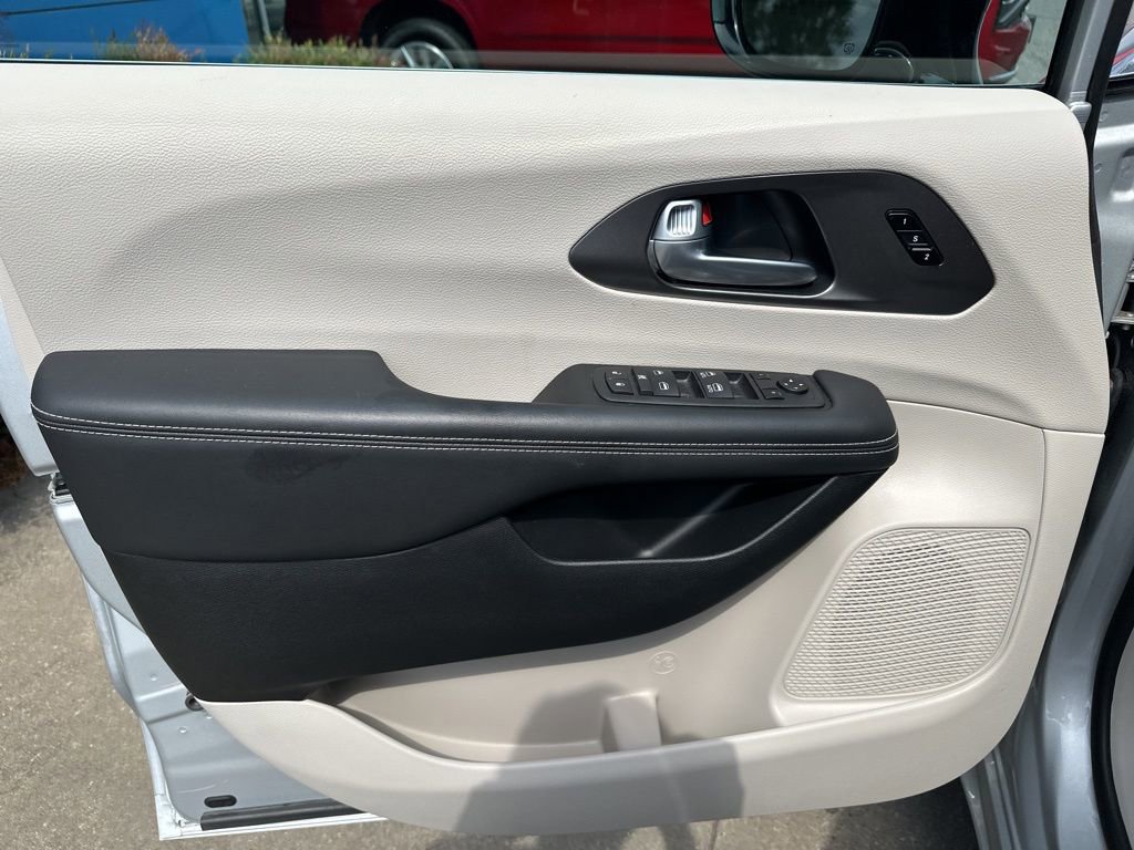 Used 2024 Chrysler Pacifica Touring-L image 15