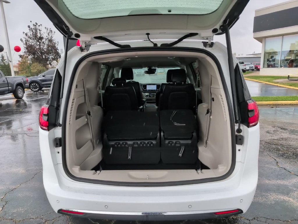Used 2024 Chrysler Pacifica Touring-L FWD image 8