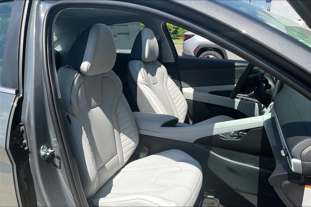 New 2025 Hyundai Elantra Limited image 30
