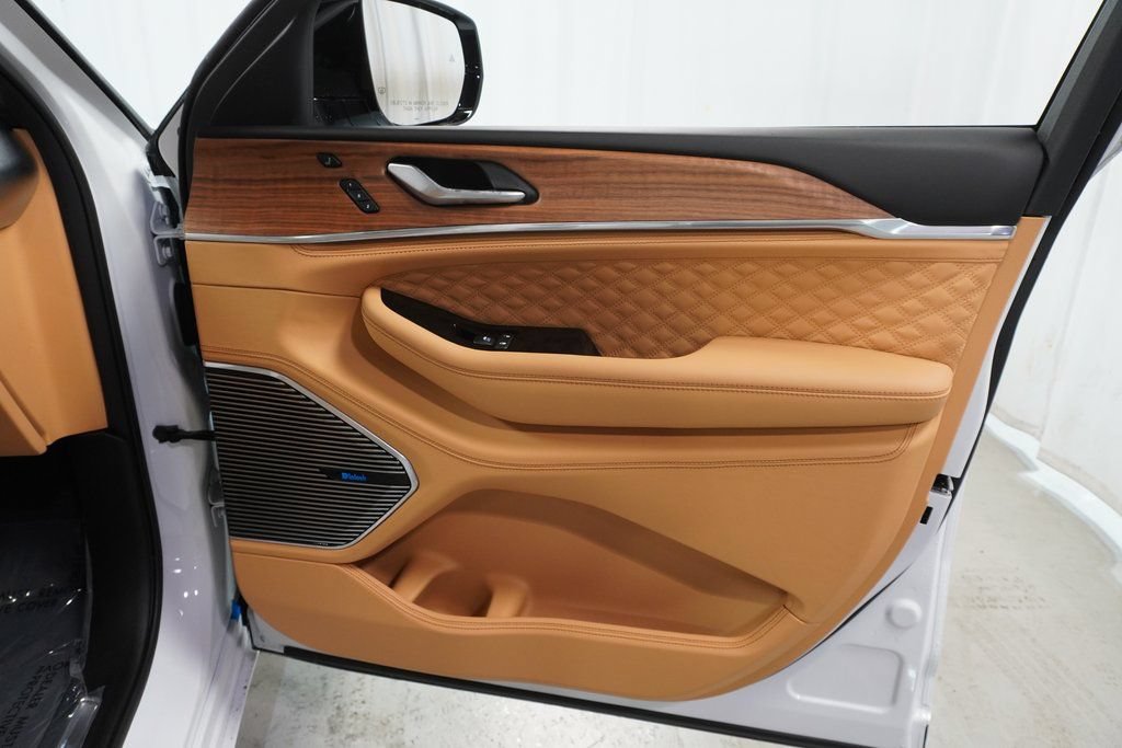 New 2023 Jeep Grand Cherokee Summit AWD/4WD image 31