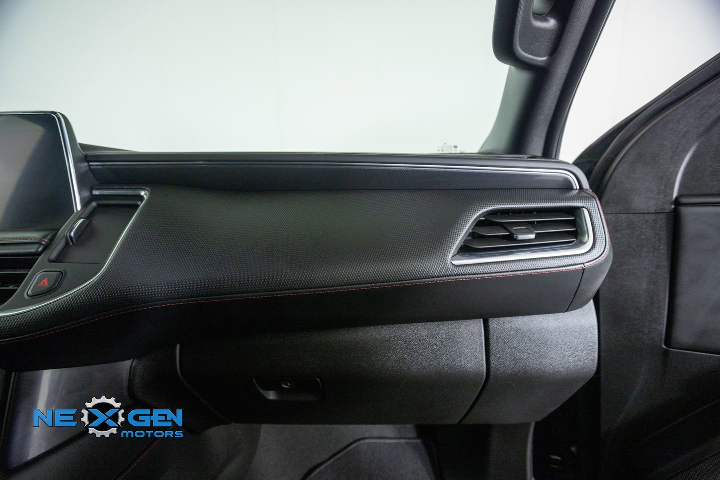 Used 2024 Chevrolet Suburban RST w/ Luxury Package AWD/4WD image 43