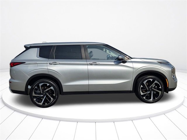 Used 2023 Mitsubishi Outlander SE image 2