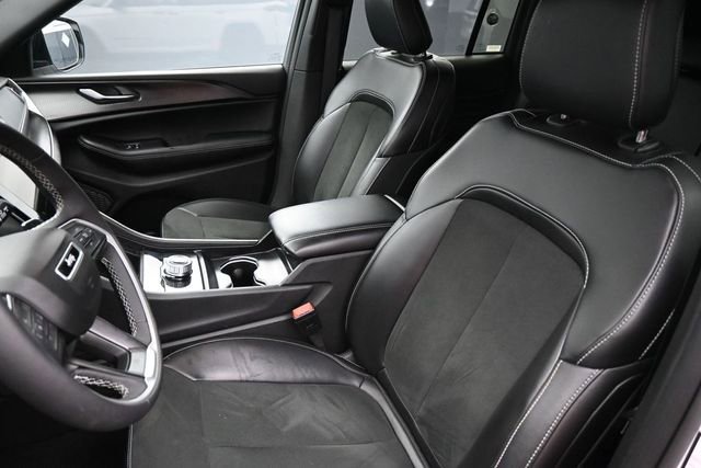 Used 2025 Jeep Grand Cherokee Altitude AWD/4WD image 13