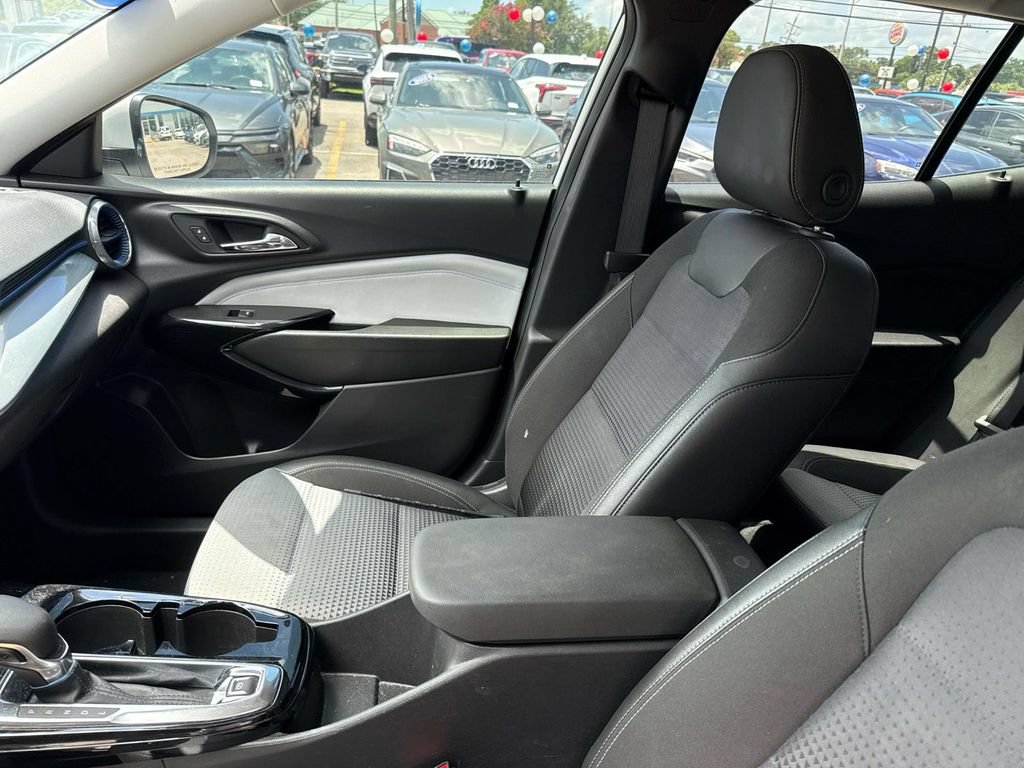 Used 2025 Chevrolet Trax LT FWD image 15