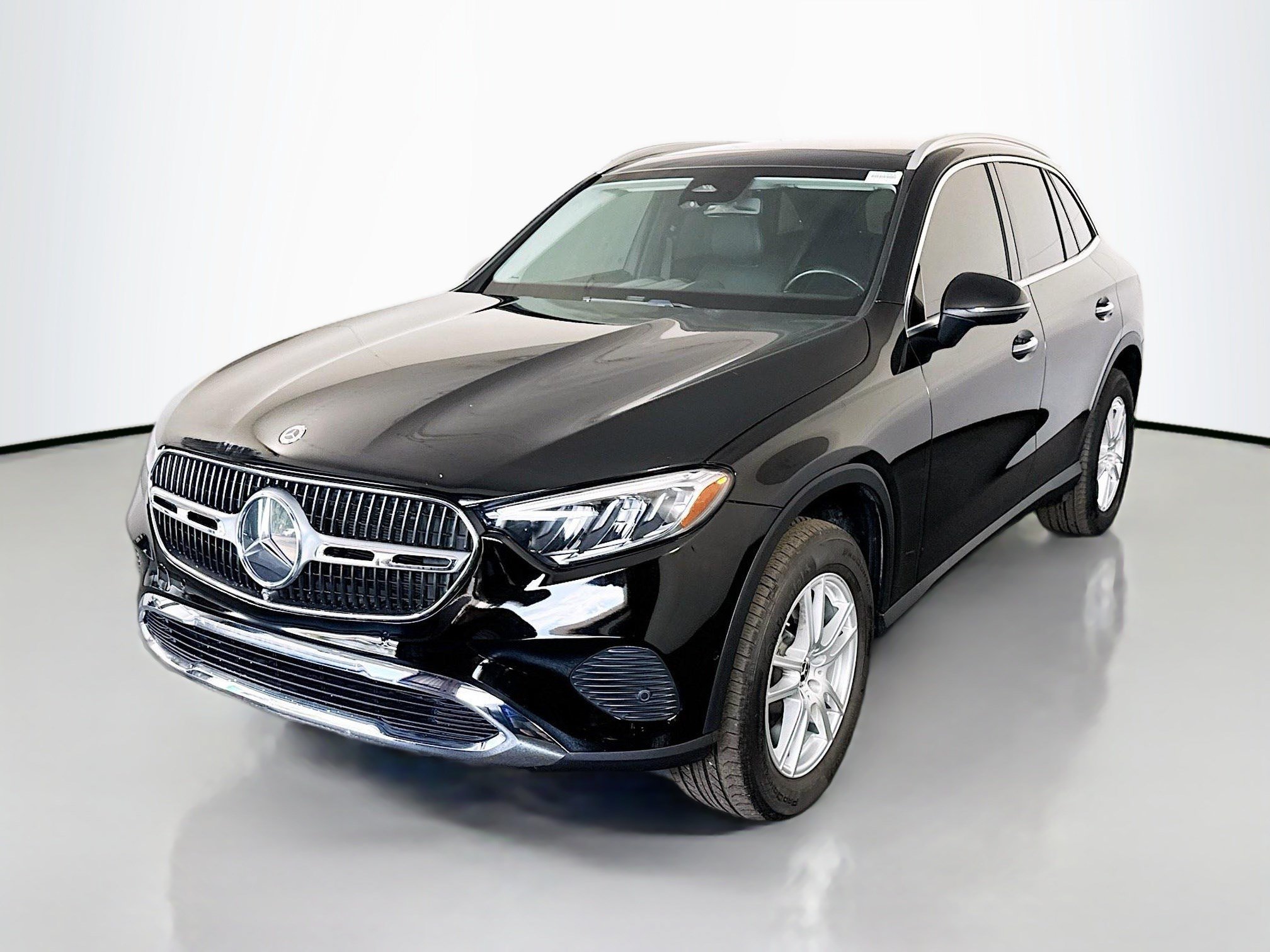 Used 2023 Mercedes-Benz GLC 300 4MATIC w/ Exclusive Trim Package image 4