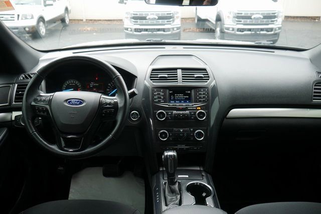 Used 2018 Ford Explorer XLT image 4