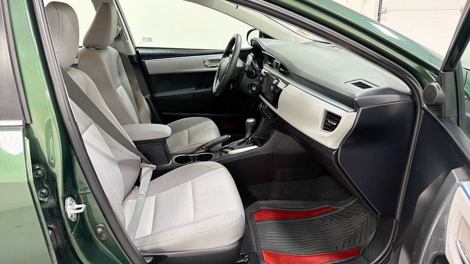 Used 2014 Toyota Corolla LE FWD image 28