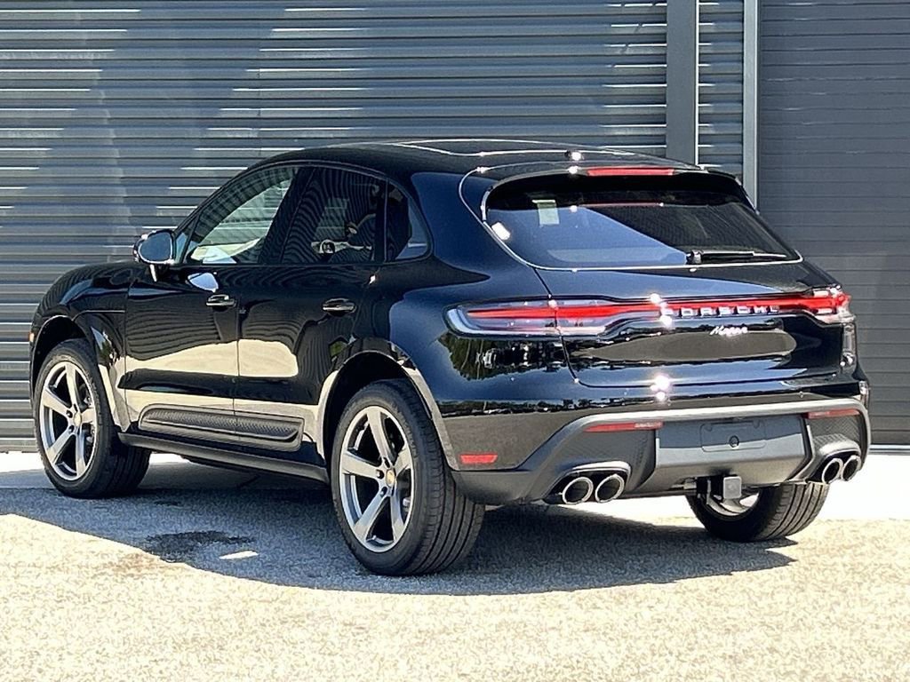Certified 2025 Porsche Macan image 3