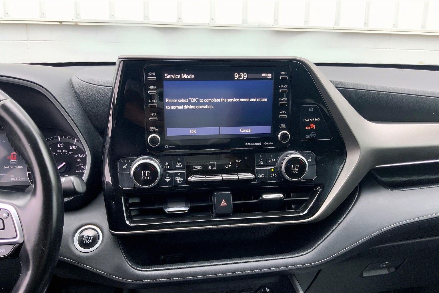 Used 2021 Toyota Highlander XLE FWD image 39