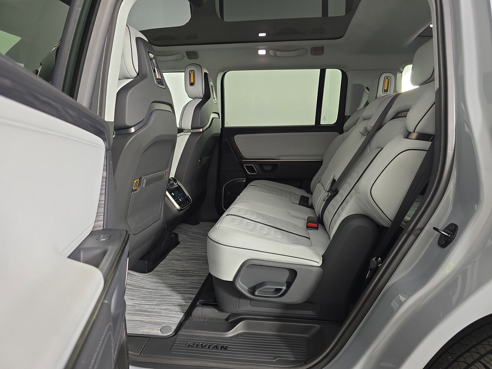 Used 2023 Rivian R1S Adventure AWD/4WD image 21