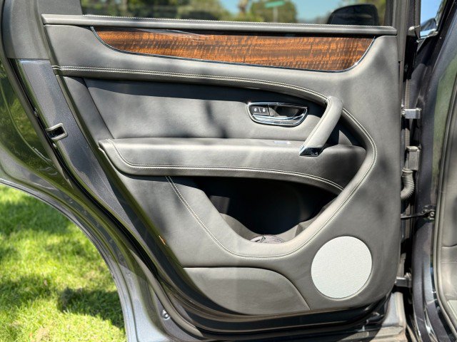 Used 2018 Bentley Bentayga AWD/4WD image 25