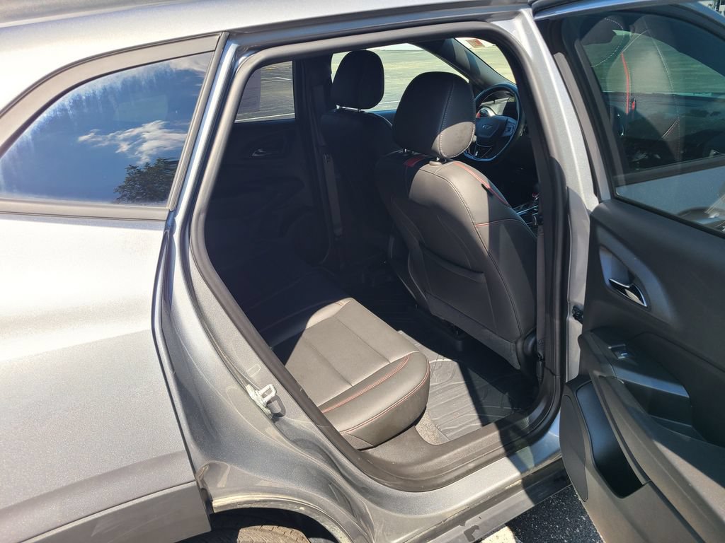 Used 2025 Chevrolet Trax RS FWD image 15