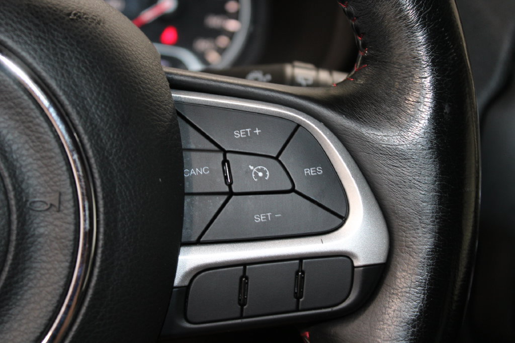 Used 2018 Jeep Renegade Trailhawk AWD/4WD image 33
