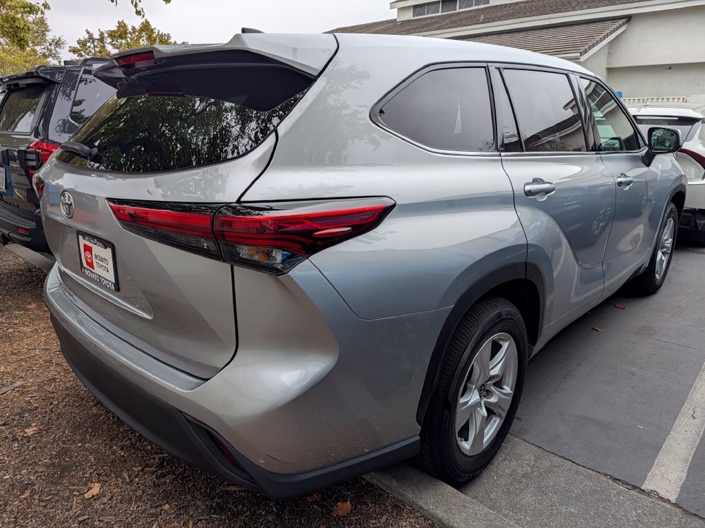 Used 2022 Toyota Highlander L FWD image 4