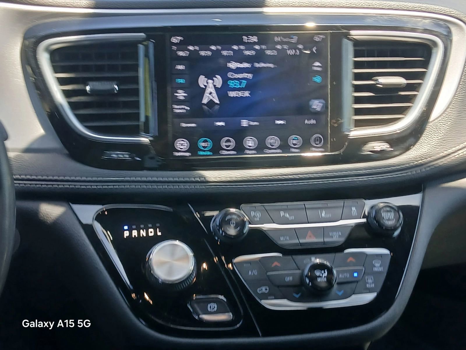 Used 2019 Chrysler Pacifica Limited w/ Advanced Safetytec Group FWD image 32