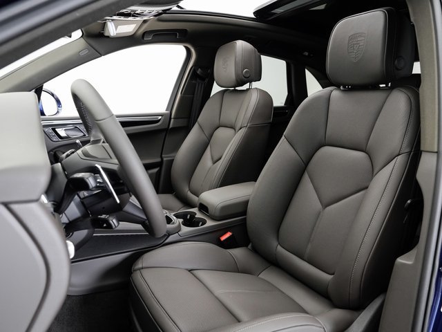 Certified 2025 Porsche Macan AWD/4WD image 5