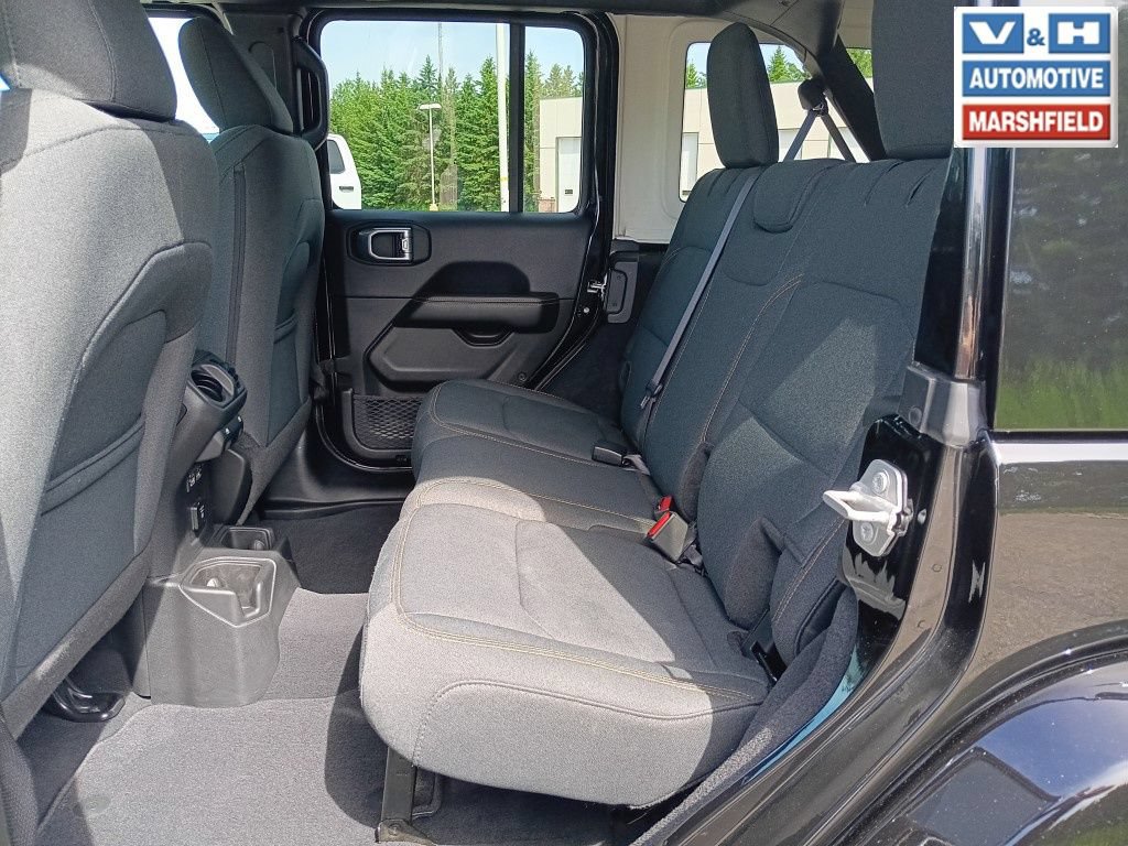 Used 2025 Jeep Wrangler Unlimited Sahara AWD/4WD image 19