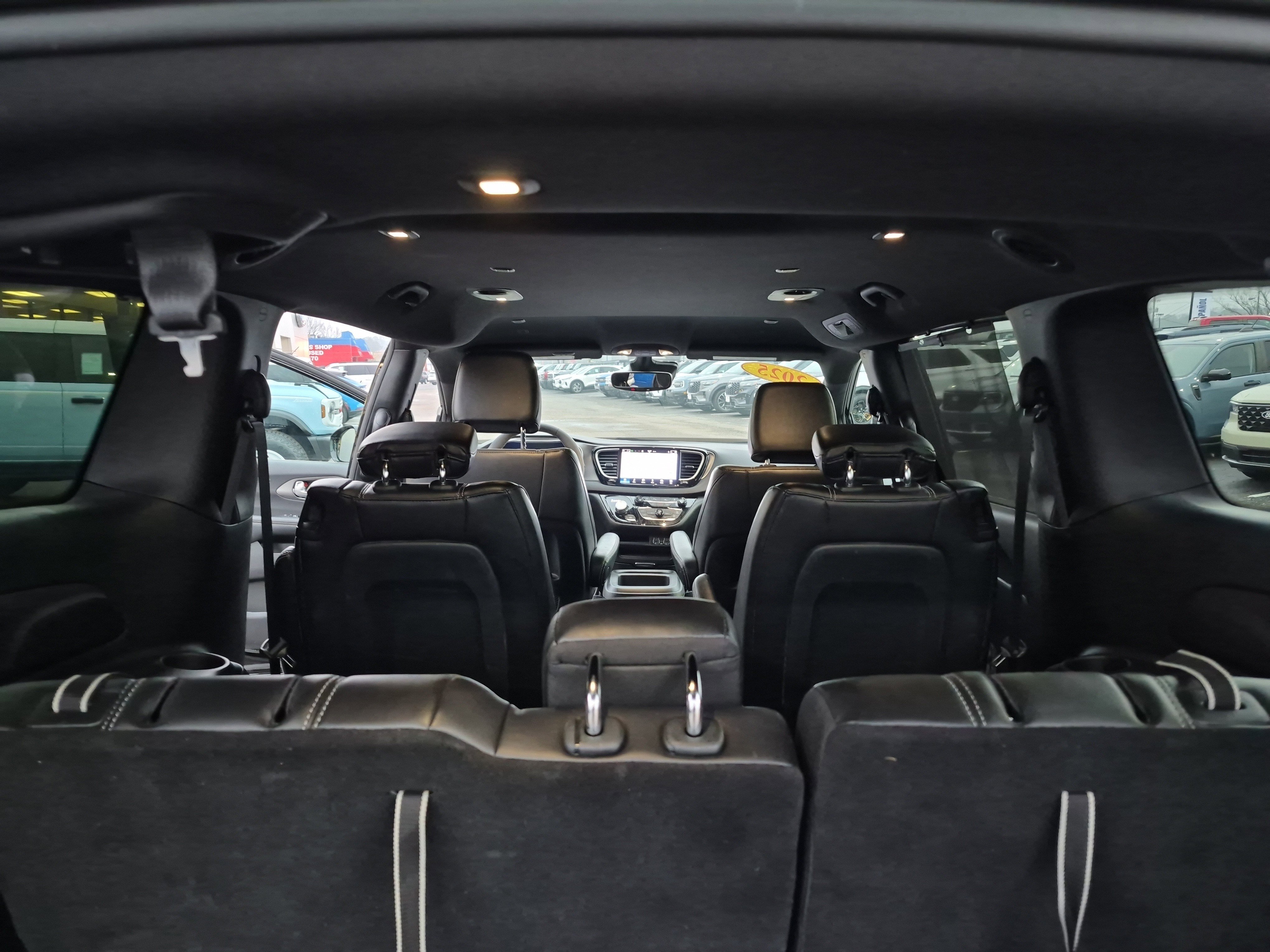 Used 2025 Chrysler Pacifica Select image 16