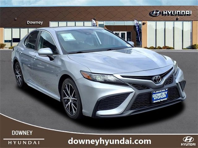 Used 2023 Toyota Camry SE image 3