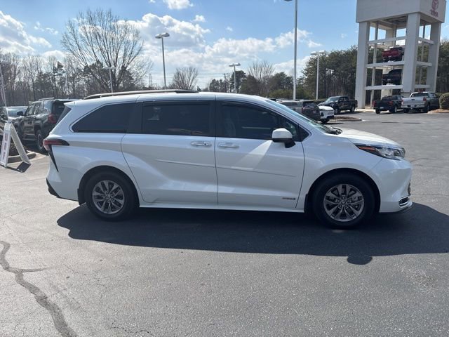 Used 2021 Toyota Sienna XLE image 5