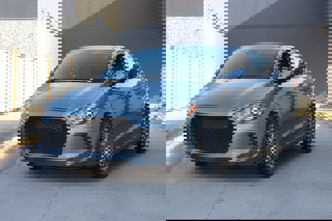 Used 2017 Hyundai Elantra SE image 2