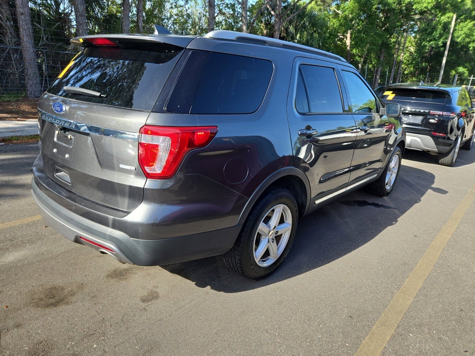 Used 2017 Ford Explorer XLT w/ Equipment Group 202A image 4