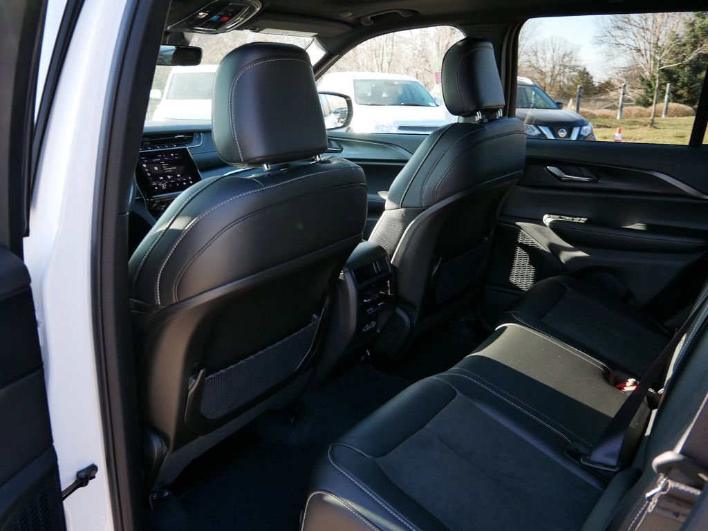 New 2025 Jeep Grand Cherokee Laredo image 8