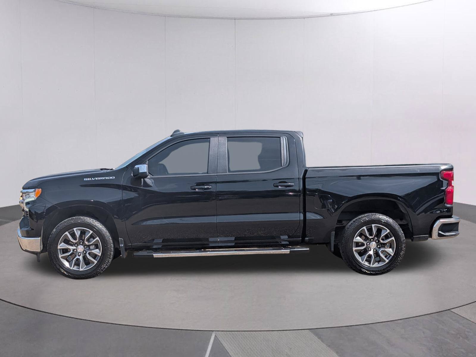 Used 2022 Chevrolet Silverado 1500 LT RWD image 2