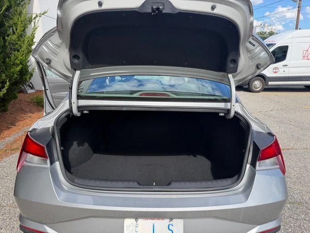 Used 2022 Hyundai Elantra SE FWD image 8