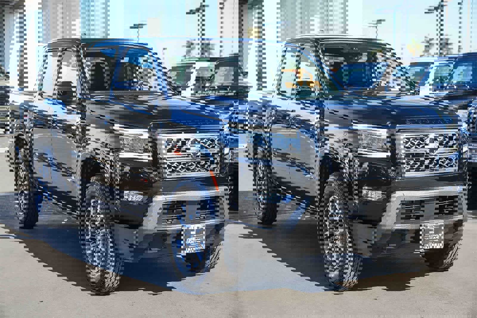 Used 2024 Nissan Frontier SL image 3