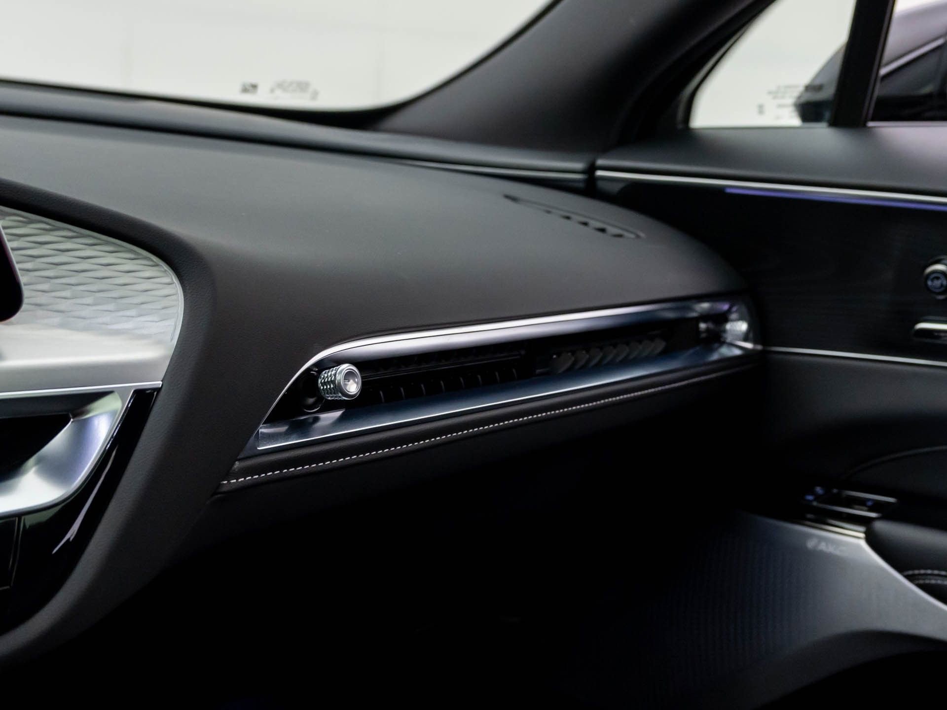 Certified 2025 Cadillac Lyriq Luxury w/ LPO, Floor Liner Package AWD/4WD image 30