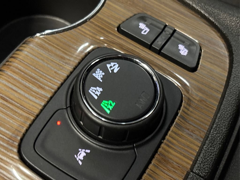 Used 2023 GMC Acadia SLE w/ Driver Convenience Package image 32